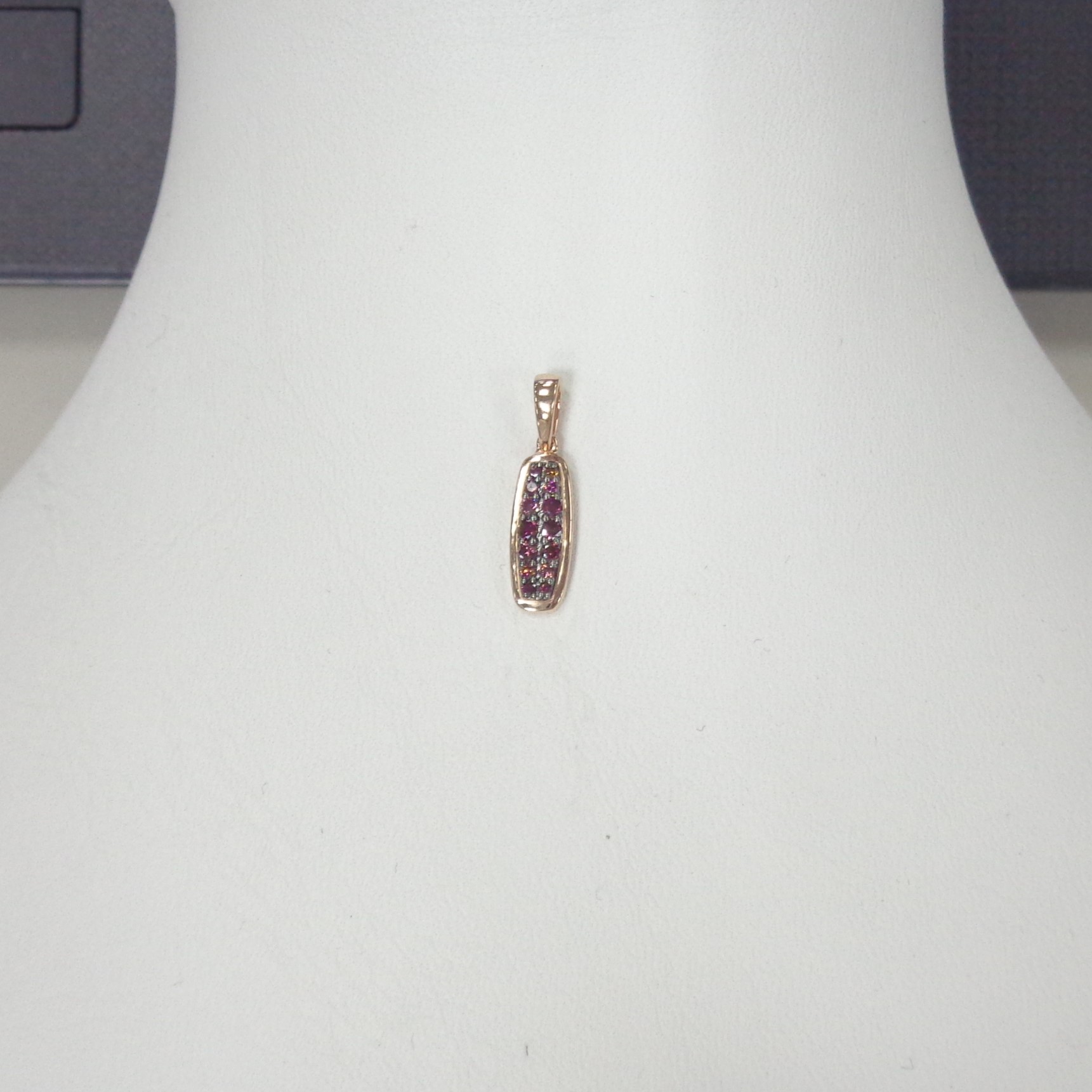 Серебряная подвеска с розовыми бриллиантами